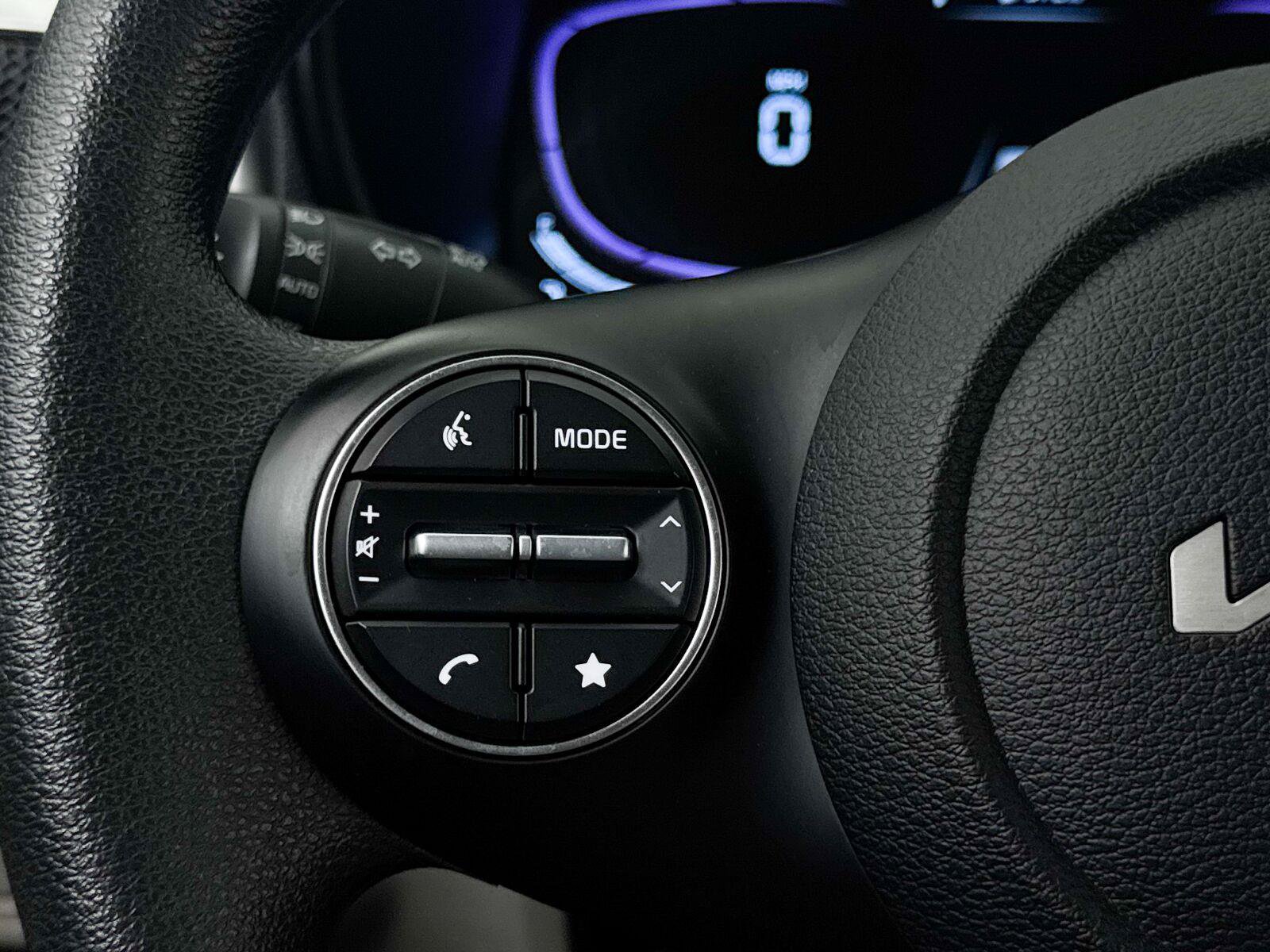 Used 2025 Kia Soul LX w/ LX Technology Package FWD image 32