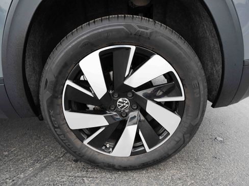 Used 2024 Volkswagen Atlas Cross Sport SE image 30