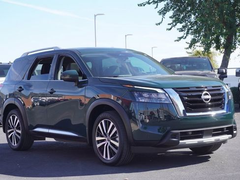 Used 2025 Nissan Pathfinder Platinum w/ Cargo Package image 4