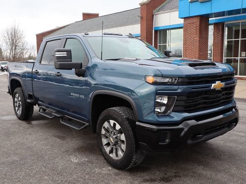Used 2024 Chevrolet Silverado 2500 Custom w/ Custom Value Package image 4