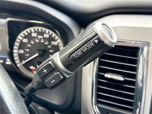 Used 2019 Nissan Titan SV w/ SV Convenience Package image 17