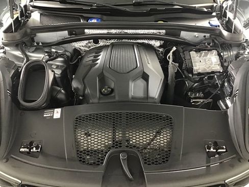 Certified 2026 Porsche Macan AWD/4WD image 18
