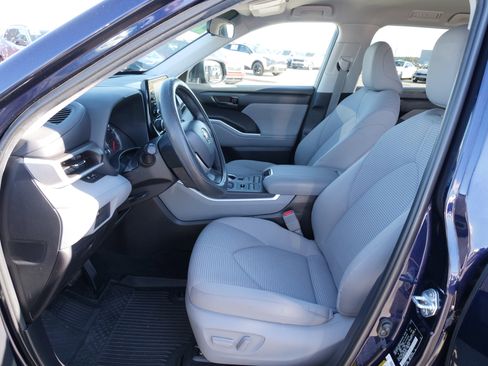 Used 2022 Toyota Highlander L image 18
