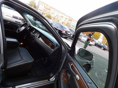 Used 2006 Lincoln Town Car Signature Limited image 13