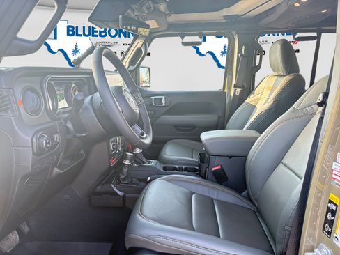 Used 2025 Jeep Gladiator Mojave AWD/4WD image 11