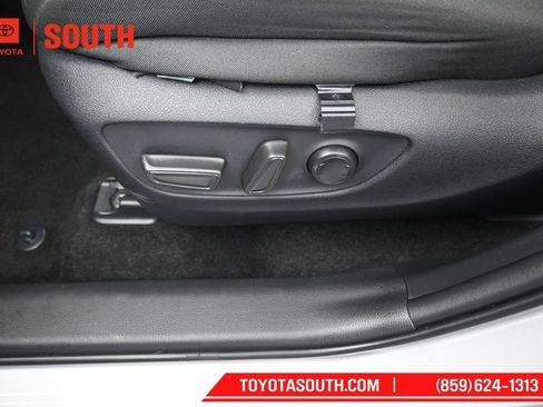Used 2025 Toyota RAV4 XLE AWD/4WD image 22