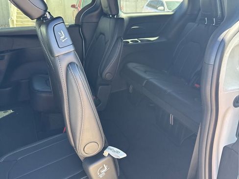 New 2026 Chrysler Pacifica Select AWD/4WD image 28