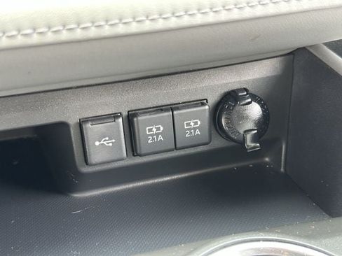 Used 2020 Toyota Highlander LE AWD/4WD image 24