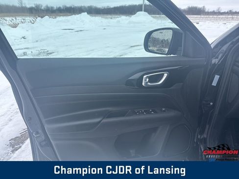 Used 2025 Jeep Compass Trailhawk image 19