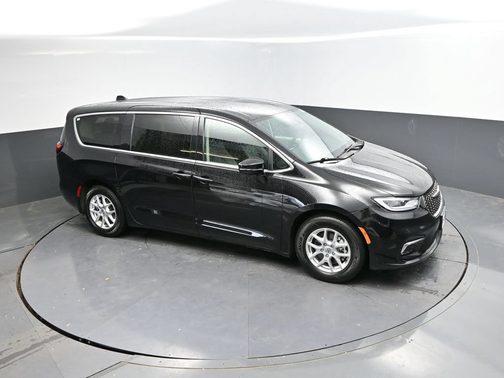 Used 2024 Chrysler Pacifica Touring-L FWD image 23