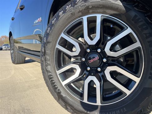 Used 2024 GMC Yukon AT4 w/ AT4 Premium Plus Package image 8