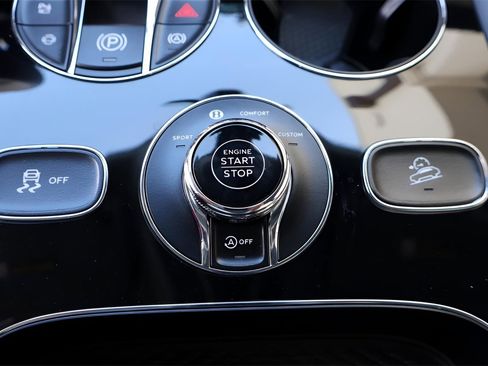 New 2025 Bentley Bentayga Azure V8 image 32