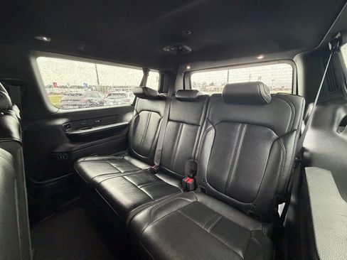 Used 2023 Jeep Wagoneer L Series III w/ Preferred Equipment Group AWD/4WD image 28