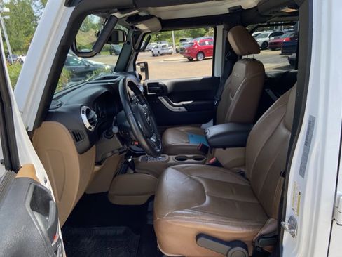 Used 2017 Jeep Wrangler Unlimited Sahara w/ Connectivity Group AWD/4WD image 35