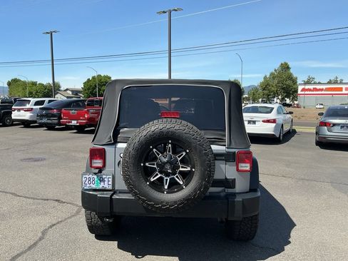 Used 2017 Jeep Wrangler Unlimited Sport w/ Connectivity Group AWD/4WD image 8
