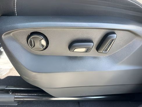 Used 2024 Volkswagen Atlas SE image 11