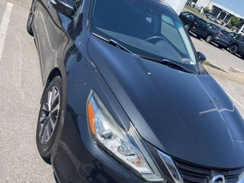 Used 2017 Nissan Altima 2.5 SL w/ Moonroof Package image 2