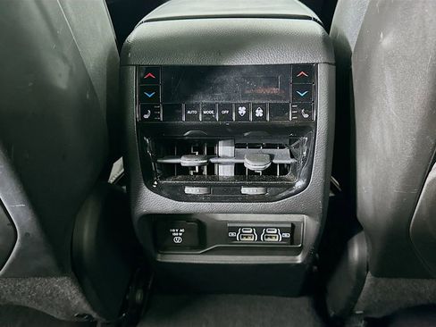 Used 2022 Jeep Grand Cherokee Overland w/ Luxury Tech Group IV AWD/4WD image 21