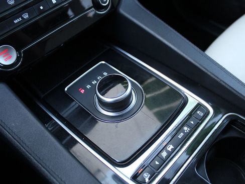 Used 2020 Jaguar F-PACE Prestige AWD/4WD image 32