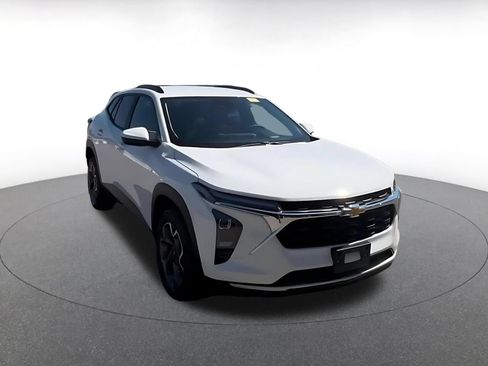 Used 2025 Chevrolet Trax LT FWD image 3
