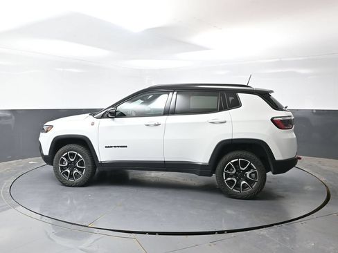Used 2025 Jeep Compass Trailhawk AWD/4WD image 10