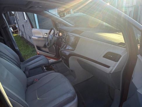 Used 2014 Toyota Sienna Limited w/ Limited Premium Package FWD image 16