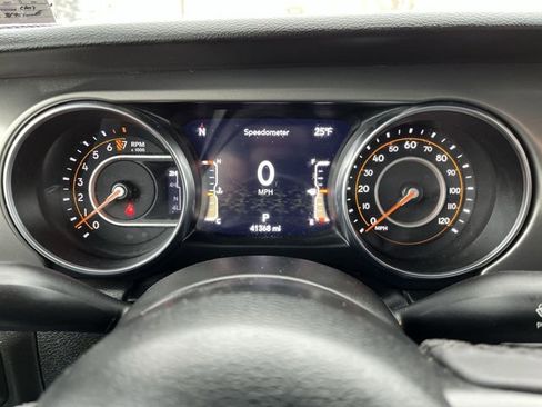 Used 2023 Jeep Gladiator Willys image 12