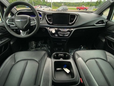 Used 2025 Chrysler Pacifica Select FWD image 18