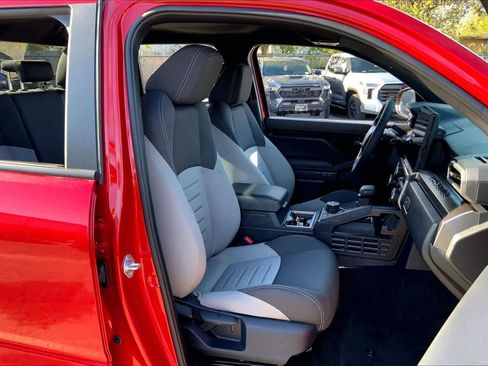 Used 2025 Toyota Tacoma TRD Off-Road image 8