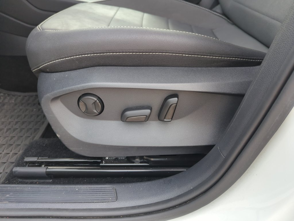 Used 2023 Volkswagen Taos SE w/ Panoramic Sunroof Package FWD image 13
