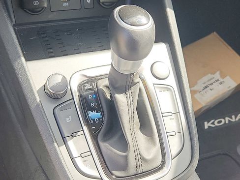 Used 2022 Hyundai Kona Limited image 15