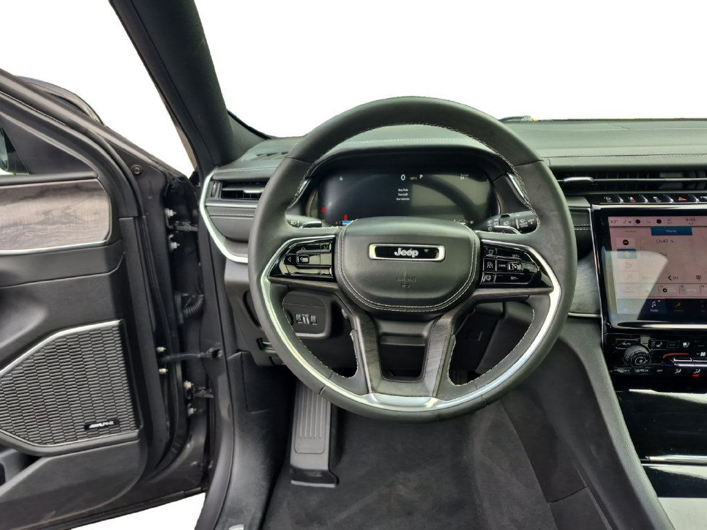 Used 2023 Jeep Grand Cherokee Overland RWD image 12