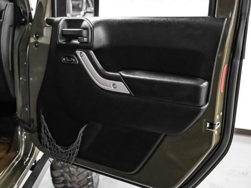 Used 2016 Jeep Wrangler Unlimited Rubicon w/ Connectivity Group image 32