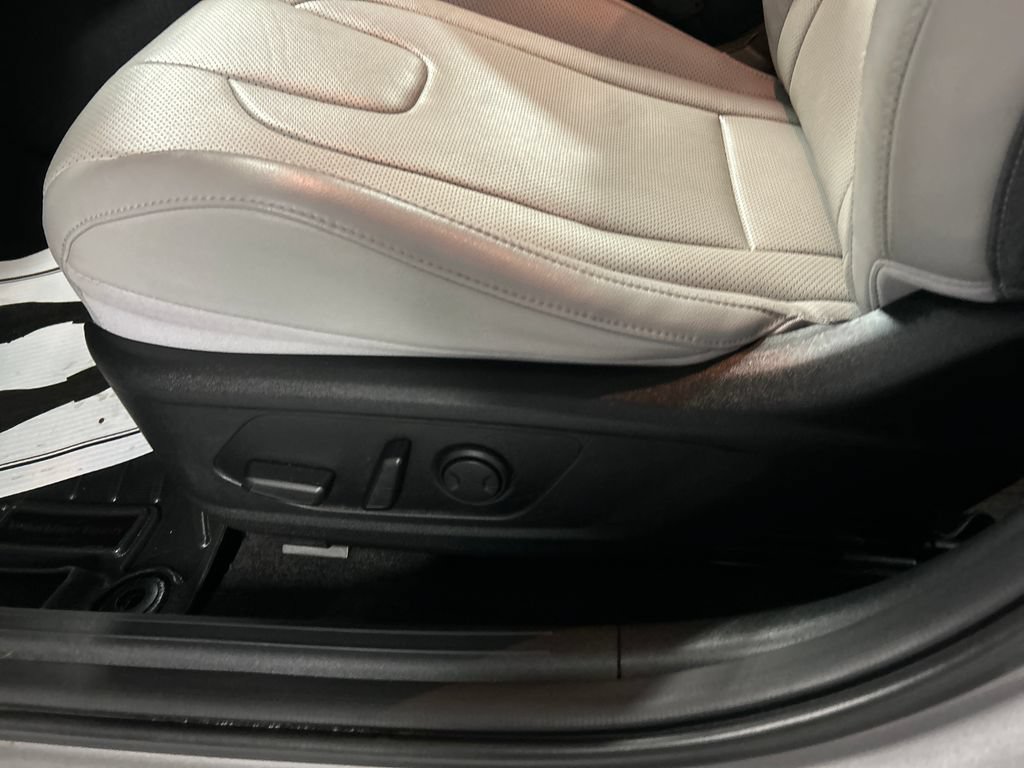 Used 2022 Hyundai Elantra Limited FWD image 11