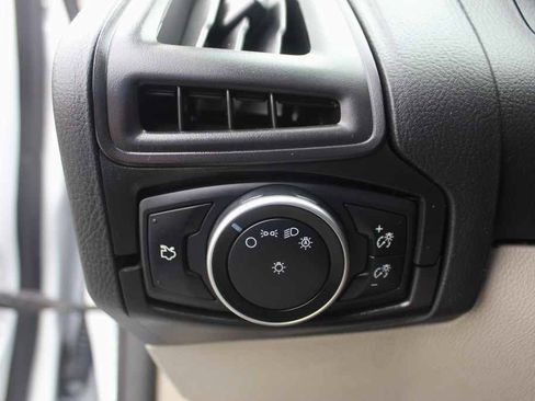 Used 2015 Ford Focus SE FWD image 14