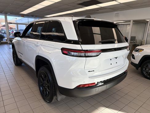 New 2025 Jeep Grand Cherokee Altitude image 5