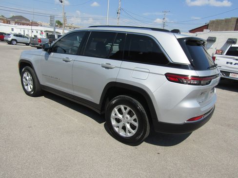 Used 2023 Jeep Grand Cherokee Limited AWD/4WD image 5