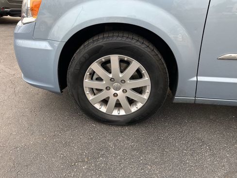 Used 2013 Chrysler Town & Country Touring image 3