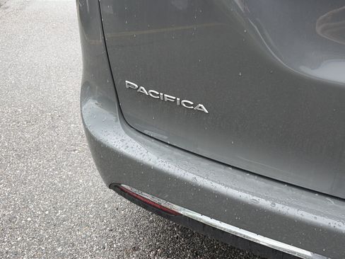 Used 2022 Chrysler Pacifica Touring-L FWD image 10