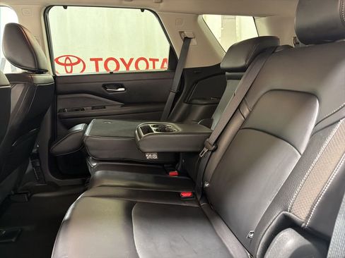 Used 2025 Nissan Pathfinder SL AWD/4WD image 18