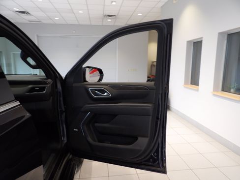 Used 2022 Chevrolet Tahoe LT w/ Luxury Package AWD/4WD image 27