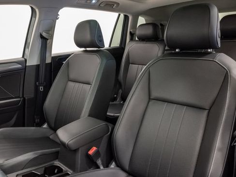 Used 2023 Volkswagen Tiguan SE w/ Panoramic Sunroof Package FWD image 11