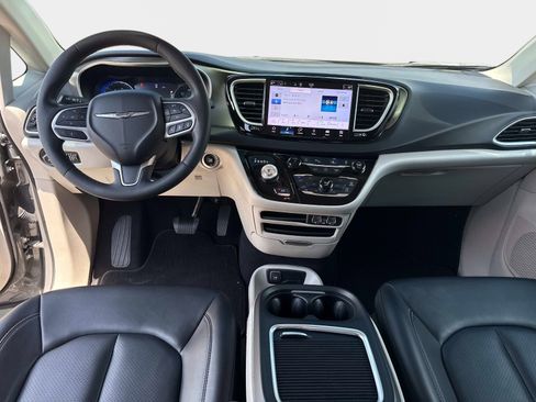 Used 2023 Chrysler Pacifica Touring-L FWD image 18