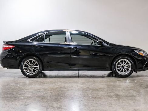 Used 2017 Toyota Camry SE image 11