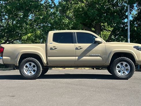 Used 2020 Toyota Tacoma SR5 AWD/4WD image 8