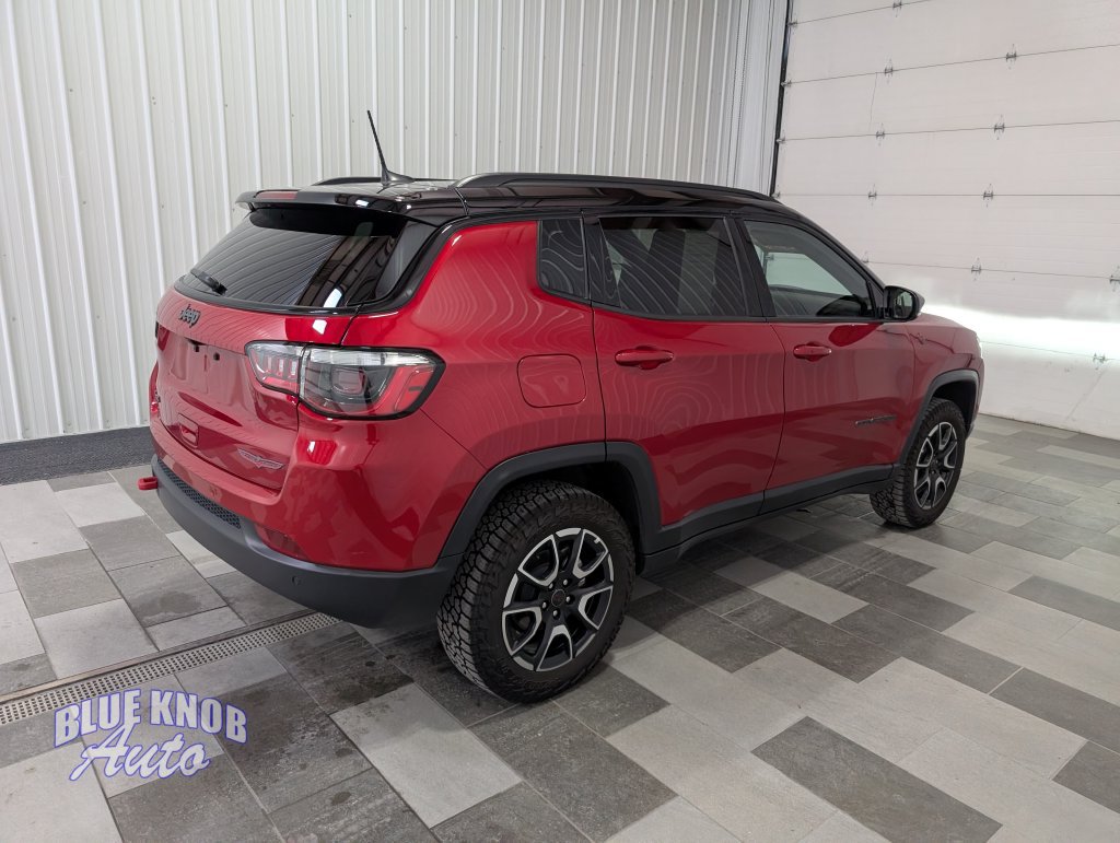 Used 2025 Jeep Compass Trailhawk AWD/4WD image 4
