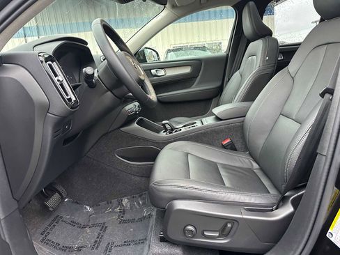 Used 2025 Volvo XC40 B5 Core w/ Protection Package Premier image 19