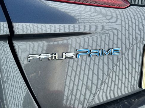 Used 2017 Toyota Prius Prime Plus image 21