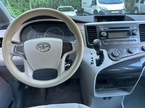 Used 2013 Toyota Sienna L w/ Towing Pkg FWD image 10