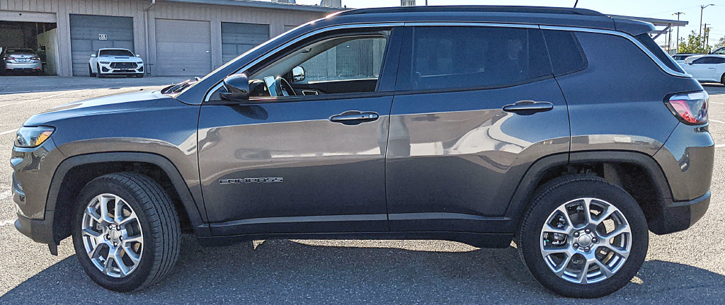 Used 2022 Jeep Compass Latitude AWD/4WD image 5